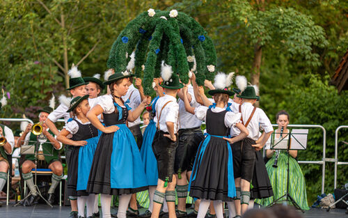 Auftritt Trachtler Beim Bayerischen Abend Scheuerecker