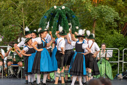Auftritt Trachtler Beim Bayerischen Abend Scheuerecker
