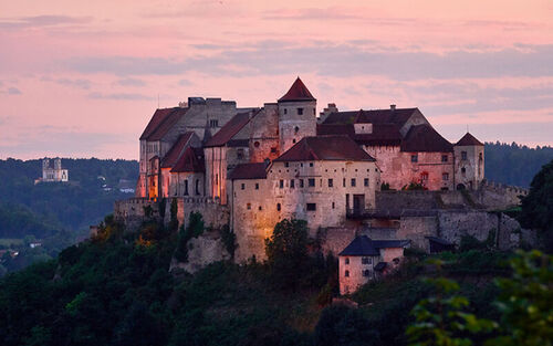 Hauptburg In Abendstimmung Burghauser Touristik