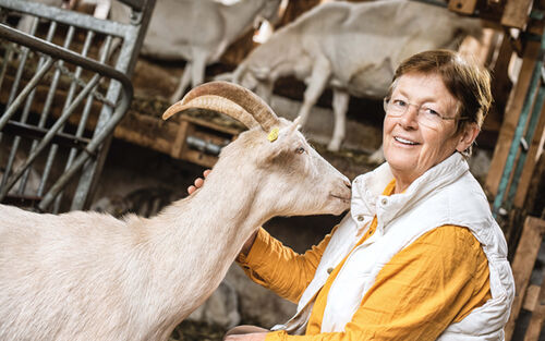 Maria Frisch mit ihren Ziegen